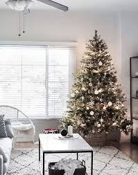 113 Incredibly Chic Modern Minimalist Christmas Trees Page 2 Modern House Desig Christmas Decorations Apartment Cool Christmas Trees Simple Christmas Decor