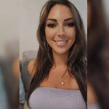 Chelsea Beach's Instagram, Twitter & Facebook