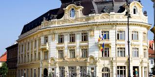 In dreapta lui, casa albastra. Piata Mare Sightseeing Sibiu