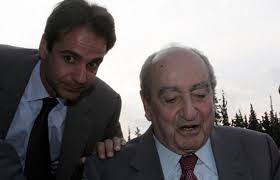 Ο πρωθυπουργός παραχωρεί αυτή την ώρα συνέντευξη τύπου και απαντάει στις ερωτήσεις. Opoy O Kyriakos Mhtsotakhs Dokimazei Ta Papoytsia Toy Kwnstantinoy M Kai Apomakrynei Thn Skia Molybiath Karamanlh Economia Gr