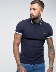 Black And Gold Fred Perry Polo Shirt Pin Auf Barte Muskeln Brusthaar Tattoos