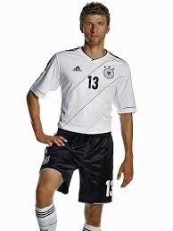Das trikot der deutschen nationalmannschaft zur em 2021. Dfb Team Mit Neuem Trikot Zur Euro Dfb Deutscher Fussball Bund E V