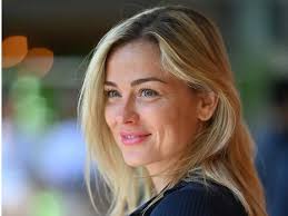 Gisele Bündchen : la top enceinte dévoile enfin son ventre arrondi... dans  un bikini sexy !