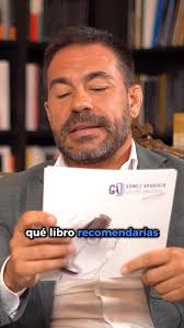 Esta foto es más que una imagen: es un símbolo. Refleja a dos amigos  trabajando juntos, unidos por una misma pasión: los libros. En Jeosm  @jeosmphoto confluyen dos cualidades que lo hacen