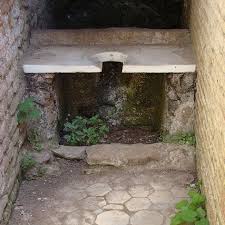 Latrine In A Pompeian House Villa Della Fortuna With Modern Marble Slab Ancient Roman Houses Pompeii And Herculaneum Pompeii Italy