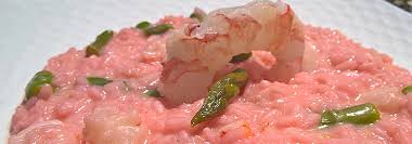 L'incontro tra la freschezza degli asparagi e la bontà del riso già di per sé è una magia unica, ma è con l'aggiunta dei gamberetti che nel frattempo fate scottare i gamberetti in una pentola con abbondante acqua per 2 minuti, quindi scolateli. Cascina Alberona Azienda Agricola Ferraris La Ricetta A Base Di Riso Carnaroli Con Asparagi E Gamberi Mantecato Alla Burrata In Brodo Di Bisque E Fragole