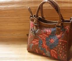 Sangat cocok untuk kegiatan resmi atau pesta bahkan hari raya, dapatkan segera koleksi terbaru hanya di batik jogja. Batik Lovers Jangan Lewatkan 8 Koleksi Tas Batik Model Terkini Untuk Melengkapi Penampilanmu