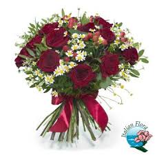 Il mazzo di rose rosse è un grande classico che vi farà fare un figurone; Mazzo Di Margherite E Rose