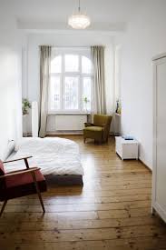 Hier finden sie wohnungen zum kaufen vieler immobilienportale und durch die einfache & schnelle wohnungssuche mit intuitiven filtermöglichkeiten ist das ziel traumwohnung zum greifen nah. Herbstliche Tone Im Schlafzimmer Mit Schonem Holzfussboden In Berliner Wohnung Berlin Wohnung Herb Schlichte Schlafzimmer Wohnung Innenarchitektur Wohnzimmer