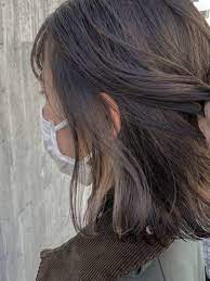 2021 人気色のインナーカラーで大人可愛く トレンド色の組み合わせ方 folk 2021 ヘアスタイリング 奇抜な髪 インナーカラー