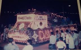 Perarakan kontinjen negeri semasa majlis pembukaan rasmi sukan malaysia (sukma) xv pahang 2012 kali ke 15.acara ini. Perarakan Kereta Berhias Pernah Klang Bandar Diraja Facebook