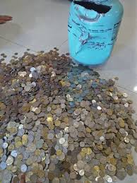 Anda bisa menggunakan toples kaca tembus pandang. 5 Tahun Nabung Uang Koin Di Tabung Gas Keluarga Ini Kumpulkan Jutaan Rupiah Kumparan Com