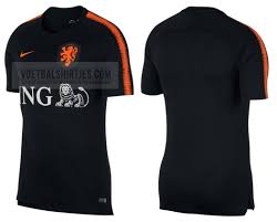 Laat iedereen weten wat je favoriete voetbalteam is met een trainingspak met clubembleem. Nederlands Elftal Trainingsshirts 2018 Nederlands Elftal Shirt 2018 Knvb