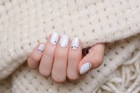 Tribales geométricas marrones blancas y mejora tus diseños, modelos y colores de uñas con el circulo cromatico. Hermosa Mano Femenina Con Diseno De Unas Blancas Fotos Retratos Imagenes Y Fotografia De Archivo Libres De Derecho Image 82936435