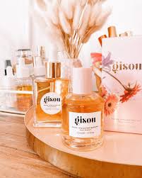 It comes in a lovely package and the product itself is in a lovely, heavy glass flask with a logo. Gisou Honey Infused Hair Oil Hair Perfume Review Eline Blaise