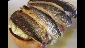 Prepare sardines for broiling by rubbing them with olive oil. How To Prepare And Cook Sardines Cornish Sardines Youtube