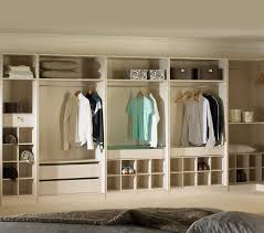 Dieser schrank kombiniert die schlichten linien skandinavischen möbeldesigns mit orientalischem stil und gefühl. Offener Kleiderschrank 39 Beispiele Wie Der Kleiderschrank Ohne Turen Modern Und Funktional Vorkommt Fresh Ideen Fur Das Interieur Dekoration Und Landschaft