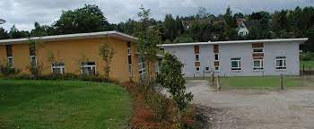 Eleverne måtte nemlig hverken kramme hinanden eller deres lærere. Skolebyggeri Adalen Efterskole Reference Dansk Boligbyg