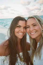 Hi everyone my name is Elona, recently got married and moved here to  Florida. I love my husband he means everything but I need some  girlfriends🥹 still have yet to make some