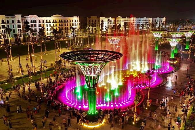 Quảng trường biển Sầm Sơn đẹp như 'phố Tây', du khách thích thú check-in