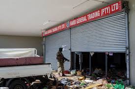 Looting at watercrest mall in kzn, south africa. 0wmndrx8tigeam