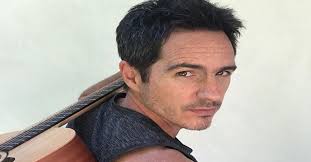 Ochmann biyolojik ebeveynlerini hiçbir zaman tanımadı ve hayatının ilk yıllarında evlat edinen annesi maría ve sonunda boşanan ilk kocası. This Was The Recovery Of Mauricio Ochmann After His Separation From Aislinn Derbez World Today News