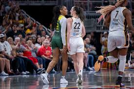 Caitlin Clark shows a spicy character in response to opposite players " bullying" | Marca