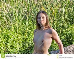 Das Schöne Junge Nackte Mädchen Sitzt Auf Großem Flussstein Stockfoto -  Bild von wald, blätter: 96283164