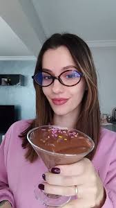 Aranızda çikolatalı tatlı sevmeyen var mı? Viral olan bisküvili puding  yapıyoruz 🧑🏻‍🍳🍫, Ben bitter çikolata kullandım tercihe göre  ekleyebilirsiniz🌸, Marka gözüktüğü için #reklam, #viraltarifler ...