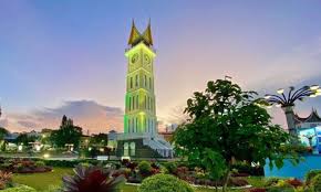 Info lengkap jam gadang berupa kumpulan gambar, struktur bangunan, sejarah, kesamaan dengan big ben, hotel dan tempat wisata terdekat. Jam Gadang Menara Jam Ikon Kebanggaan Kota Bukittinggi Itrip