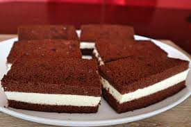Den kuchen anschließend ohne springformring abkühlen lassen. Milchschnitte Selber Machen Einfaches Rezept Fur Beliebte Schnitte