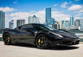 Ferrari preta vista frontal