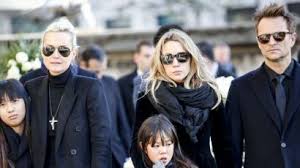 Le chanteur johnny hallyday arrive le 7 septembre 1999 à l'hôtel royal de deauville, pour assister au 25e festival du cinéma américain. Audience Sur L Heritage De Johnny Hallyday Laeticia Trahie Par Son Compte Instagram Femme Actuelle Le Mag