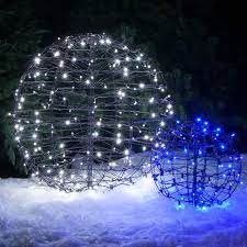 Arbres lumineux, guirlandes led, lanternes, villages de noël. Decors De Noel Un Jeu De Lumieres Dans Votre Jardin