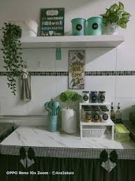 Gaya tradisional bertema kayu dengan penyimpanan yang ditutupi oleh gorden kecil. Mudahnya Makeover Dapur Tanpa Kabinet Hanya Guna Meja Lipat Sesuai Untuk Rumah Sewa Vanilla Kismis