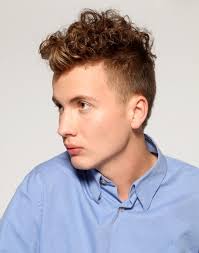 Haare mit haargel oder haarwachs stylen. Mannerfrisur Mit Kurz Geschorenen Seiten Und Langerem Deckhaar Mit Locken