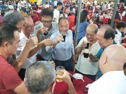 If low thia khiang is being disrespectful when he uses mandarin, then he's in good company! Wp S Low Thia Khiang Shares A Beer With Residents Of Hougang Smc The Independent Singapore News