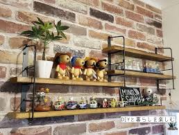 平安伸銅工業の weekend workshop ウィークエンドワークショップ シリーズのアイアンdiyパーツで棚作りをしてみました 石膏ボードの壁に少しの傷を残す程度で簡単に男前でカッコいい 飾り棚 作りが出来ます 工具も必要なく10円玉を押し当ててピンを差し込むだけ