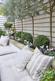 Tuin Inspiratie Buxus Tuinplant Vd Maand April Stijlvol Styling Woonblog Voel Je Thui In 2020 Hofjes Buitentuinen Tuin Ideeen