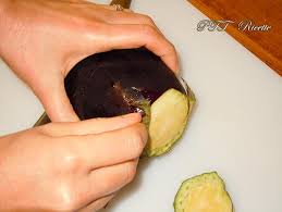 Le melanzane tendono ad assorbire i condimenti, pertanto è molto importante scegliere il giusto metodo di cottura o comunque prestare un po' di. Come Spurgare Le Melanzane Ptt Ricette