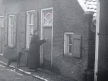 Hij klopt op de deur. Kloppen Wikiwoordenboek