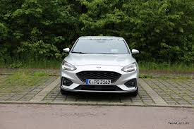 Twin exhausts, a black mesh grille and a uniquely styled front bumper ensure the car stands. Ford Focus St Line Auf Sportlicher Linie Newcarz De