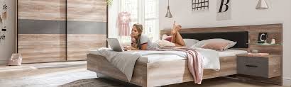 Um sich im schlafzimmer geborgen zu fühlen, sollte auf kühle oberflächen verzichtet werden. Schlafzimmer Komplett Einrichten Sommerlad