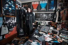 Ortaya unisex giysi koleksiyonu ve özel olarak düzenlenmiş bir çalma listesi çıkıyor. Defat97hcmiaim