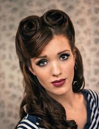 Les boucles étaient faites avec une permanente. Coiffure Pin Up 30 Idees Et Tutos Pour Adopter La Coiffure Annee 50