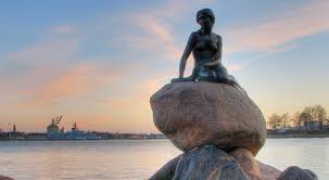 La sirenita de copenhague es una estatua de bronce de poco más de un metro de altura. La Sirenita De Copenhague El Viajero Feliz