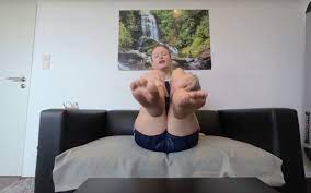 Deutsches Girl gibt Dir geilen Footjob - VR Porn Video - VRPorn.com