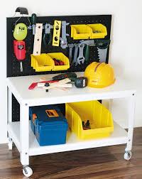 Leider gibt es für meine geliebte rote ikea kommode hemnes keinen wickeltischaufsatz. Ikea Hack Baut Eine Kinder Werkbank Aus Einem Couchtisch Geolino