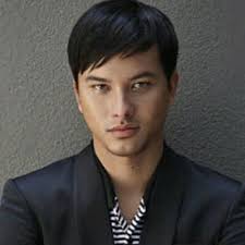 Nicholas saputra tertangkap kamera sedang bersepeda roadbike, penampilannya pakai helm dan kacamata hitam jadi sorotan. Nicholas Saputra Nicsaputra Twitter