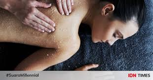 Bagi maduners yang berambut panjang mengurai, elakkan rambut daripada mengenai bahagian belakang badan korang. Suka Lulur Badan Pastikan Kamu Tak Melakukan 5 Kesalahan
